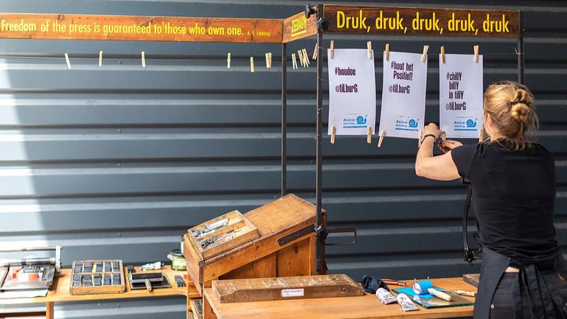 StemmingDrukkerij: Zelf verkiezingsposters drukken in Bibliotheek Tilburg