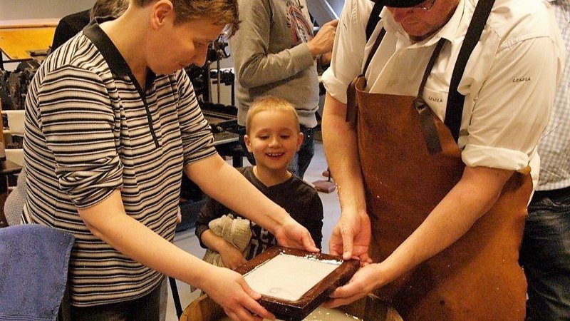 Zelf papierscheppen in Nederlands Drukkerij Museum in Etten-Leur